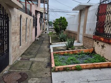 Casa Rentera en Venta en la Alborada, 2 Departamentos, Norte de Guayaquil.