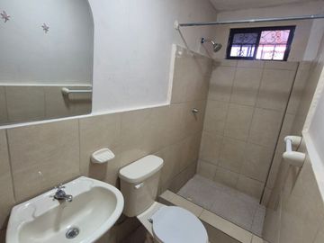 Casa Rentera en Venta en la Alborada, 2 Departamentos, Norte de Guayaquil.
