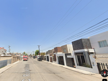 Casa ubicada en colonia Residencial Quinta del Cedro, con 3 recamaras y 200m2. A unos minutos de Plaza Carranza.
