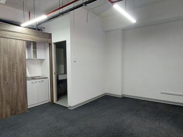 Oficina Prime Implementada de 213 m² con Vista Al Golf Los Incas en Surco