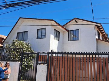 Espectacular  Casa de 2 pisos amplia e iluminada propiedad en calle Thomson Quilpu
