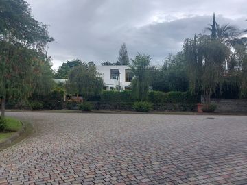 ELEGANTE RESIDENCIA EN LUJOSA URBANIZACION CUNUCBAMBA TUMBACO