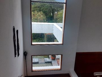 ELEGANTE RESIDENCIA EN LUJOSA URBANIZACION CUNUCBAMBA TUMBACO