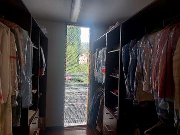 ELEGANTE RESIDENCIA EN LUJOSA URBANIZACION CUNUCBAMBA TUMBACO