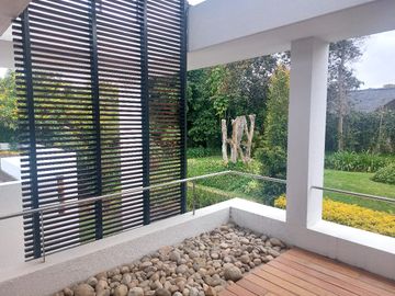 ELEGANTE RESIDENCIA EN LUJOSA URBANIZACION CUNUCBAMBA TUMBACO