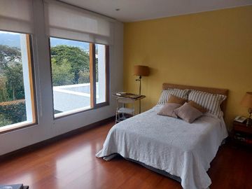 ELEGANTE RESIDENCIA EN LUJOSA URBANIZACION CUNUCBAMBA TUMBACO
