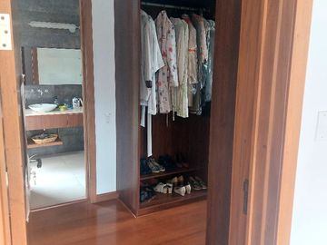 ELEGANTE RESIDENCIA EN LUJOSA URBANIZACION CUNUCBAMBA TUMBACO