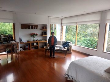ELEGANTE RESIDENCIA EN LUJOSA URBANIZACION CUNUCBAMBA TUMBACO