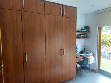 ELEGANTE RESIDENCIA EN LUJOSA URBANIZACION CUNUCBAMBA TUMBACO