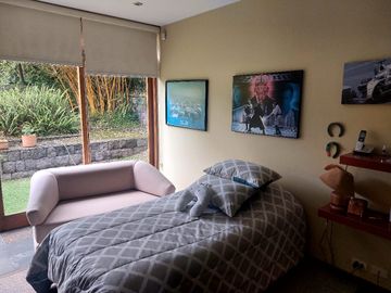 ELEGANTE RESIDENCIA EN LUJOSA URBANIZACION CUNUCBAMBA TUMBACO