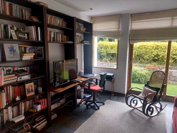 ELEGANTE RESIDENCIA EN LUJOSA URBANIZACION CUNUCBAMBA TUMBACO