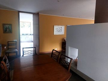 ELEGANTE RESIDENCIA EN LUJOSA URBANIZACION CUNUCBAMBA TUMBACO
