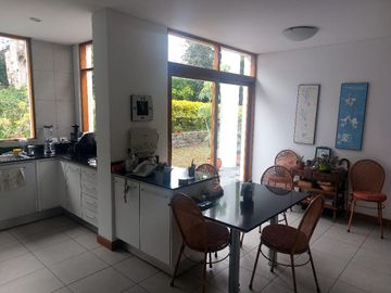 ELEGANTE RESIDENCIA EN LUJOSA URBANIZACION CUNUCBAMBA TUMBACO