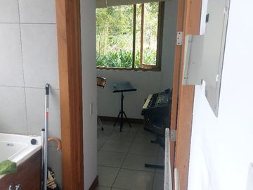 ELEGANTE RESIDENCIA EN LUJOSA URBANIZACION CUNUCBAMBA TUMBACO