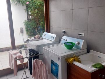 ELEGANTE RESIDENCIA EN LUJOSA URBANIZACION CUNUCBAMBA TUMBACO