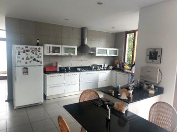 ELEGANTE RESIDENCIA EN LUJOSA URBANIZACION CUNUCBAMBA TUMBACO