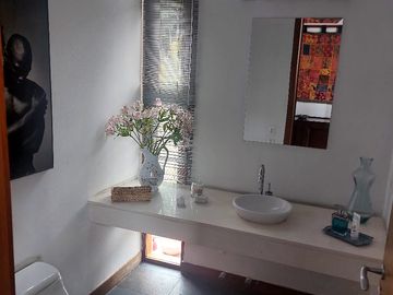 ELEGANTE RESIDENCIA EN LUJOSA URBANIZACION CUNUCBAMBA TUMBACO