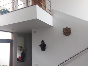 ELEGANTE RESIDENCIA EN LUJOSA URBANIZACION CUNUCBAMBA TUMBACO