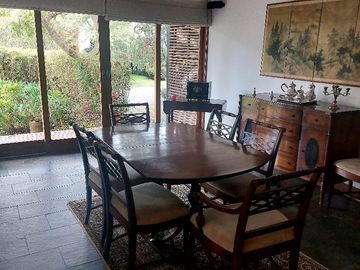 ELEGANTE RESIDENCIA EN LUJOSA URBANIZACION CUNUCBAMBA TUMBACO