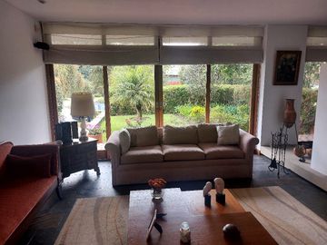 ELEGANTE RESIDENCIA EN LUJOSA URBANIZACION CUNUCBAMBA TUMBACO
