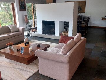 ELEGANTE RESIDENCIA EN LUJOSA URBANIZACION CUNUCBAMBA TUMBACO