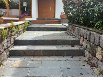 ELEGANTE RESIDENCIA EN LUJOSA URBANIZACION CUNUCBAMBA TUMBACO