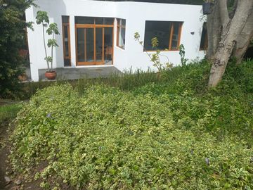 ELEGANTE RESIDENCIA EN LUJOSA URBANIZACION CUNUCBAMBA TUMBACO