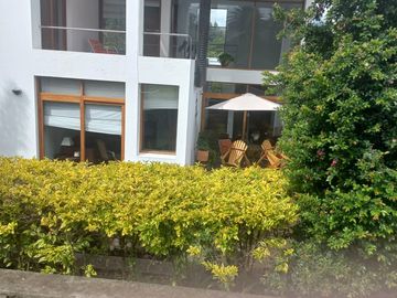 ELEGANTE RESIDENCIA EN LUJOSA URBANIZACION CUNUCBAMBA TUMBACO