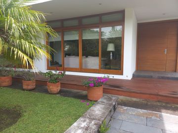 ELEGANTE RESIDENCIA EN LUJOSA URBANIZACION CUNUCBAMBA TUMBACO