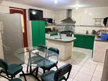 OCASIÓN,LINDA CASA FTE A PARQUE