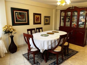HERMOSA CASA DE 4 PISOS CON 10 HABITACIONES