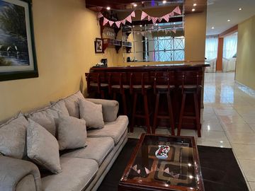 HERMOSA CASA DE 4 PISOS CON 10 HABITACIONES