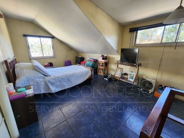 Casa en venta en Macul, 3 pisos, 3 habitaciones, estacionamiento, antejardín y excelente ubicación entre Metro Macul y Las Torres, Línea 4