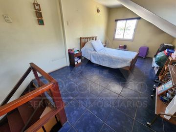 Casa en venta en Macul, 3 pisos, 3 habitaciones, estacionamiento, antejardín y excelente ubicación entre Metro Macul y Las Torres, Línea 4