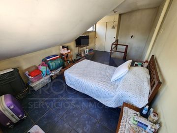 Casa en venta en Macul, 3 pisos, 3 habitaciones, estacionamiento, antejardín y excelente ubicación entre Metro Macul y Las Torres, Línea 4