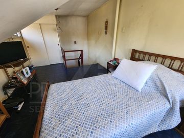 Casa en venta en Macul, 3 pisos, 3 habitaciones, estacionamiento, antejardín y excelente ubicación entre Metro Macul y Las Torres, Línea 4