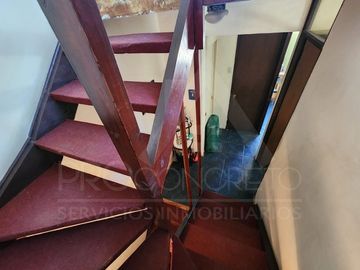 Casa en venta en Macul, 3 pisos, 3 habitaciones, estacionamiento, antejardín y excelente ubicación entre Metro Macul y Las Torres, Línea 4