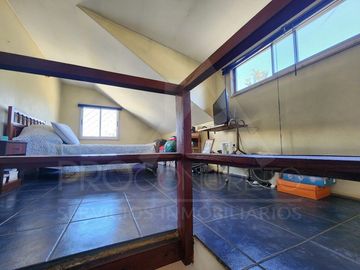 Casa en venta en Macul, 3 pisos, 3 habitaciones, estacionamiento, antejardín y excelente ubicación entre Metro Macul y Las Torres, Línea 4