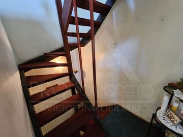 Casa en venta en Macul, 3 pisos, 3 habitaciones, estacionamiento, antejardín y excelente ubicación entre Metro Macul y Las Torres, Línea 4