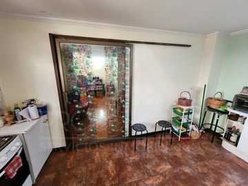 Casa en venta en Macul, 3 pisos, 3 habitaciones, estacionamiento, antejardín y excelente ubicación entre Metro Macul y Las Torres, Línea 4