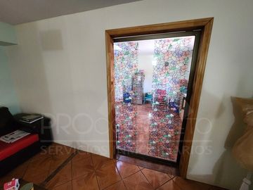 Casa en venta en Macul, 3 pisos, 3 habitaciones, estacionamiento, antejardín y excelente ubicación entre Metro Macul y Las Torres, Línea 4