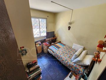 Casa en venta en Macul, 3 pisos, 3 habitaciones, estacionamiento, antejardín y excelente ubicación entre Metro Macul y Las Torres, Línea 4
