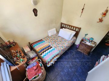 Casa en venta en Macul, 3 pisos, 3 habitaciones, estacionamiento, antejardín y excelente ubicación entre Metro Macul y Las Torres, Línea 4