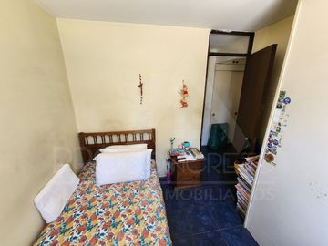 Casa en venta en Macul, 3 pisos, 3 habitaciones, estacionamiento, antejardín y excelente ubicación entre Metro Macul y Las Torres, Línea 4