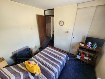 Casa en venta en Macul, 3 pisos, 3 habitaciones, estacionamiento, antejardín y excelente ubicación entre Metro Macul y Las Torres, Línea 4
