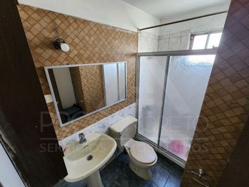 Casa en venta en Macul, 3 pisos, 3 habitaciones, estacionamiento, antejardín y excelente ubicación entre Metro Macul y Las Torres, Línea 4