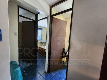 Casa en venta en Macul, 3 pisos, 3 habitaciones, estacionamiento, antejardín y excelente ubicación entre Metro Macul y Las Torres, Línea 4