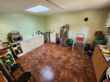 Casa en venta en Macul, 3 pisos, 3 habitaciones, estacionamiento, antejardín y excelente ubicación entre Metro Macul y Las Torres, Línea 4