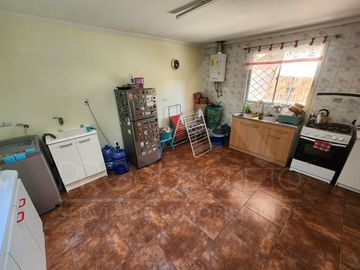 Casa en venta en Macul, 3 pisos, 3 habitaciones, estacionamiento, antejardín y excelente ubicación entre Metro Macul y Las Torres, Línea 4