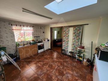 Casa en venta en Macul, 3 pisos, 3 habitaciones, estacionamiento, antejardín y excelente ubicación entre Metro Macul y Las Torres, Línea 4